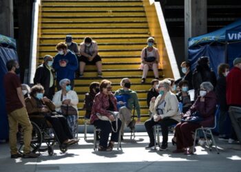 Warga lanjut usia menunggu untuk divaksinasi di sebuah lokasi vaksinasi di Vina del Mar, Chile, pada 8 Februari 2021. (Xinhua/Jorge Villegas)