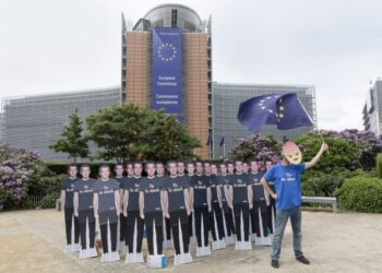 Seorang pengunjuk rasa memegang bendera Uni Eropa di depan gambar Zuckerberg berukuran nyata dalam aksi protes di depan Komisi Eropa di Brussel, Belgia, pada 22 Mei 2018.