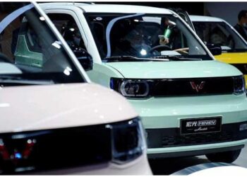 Mobil Wuling MINI EV dalam pameran Auto Shanghai di Shanghai, Cina