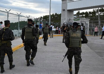 Petugas keamanan di Penjara Honduras mengatasi kerusuhan yang terjadi. /AFP