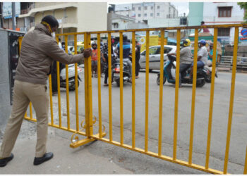 Seorang polisi mencopot barikade jalan setelah pemerintah Negara Bagian Karnataka melonggarkan pembatasan terkait COVID-19 di Bangalore, India, pada 14 Juni 2021. Pemerintah Negara Bagian Karnataka melonggarkan pembatasan untuk berbagai layanan esensial. (Xinhua/Str)
