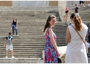 Sejumlah orang mengunjungi Piazza di Spagna yang berlokasi di Roma, Italia, pada 28 Juni 2021. Seluruh wilayah di Italia pada Senin (28/6) menjadi apa yang disebut sebagai "zona putih", dengan level peraturan antivirus corona terendah dalam sistem empat tingkat di negara tersebut. Warga tidak lagi diwajibkan mengenakan masker di luar ruangan kecuali untuk perkumpulan skala besar. (Xinhua/Alberto Lingria)