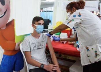 Seorang remaja Israel menerima vaksin COVID-19 di sebuah pusat perawatan kesehatan di Kota Kiryat Shemona, Israel utara, pada 6 Juni 2021. (Xinhua/JINI/Ayal Margolin)