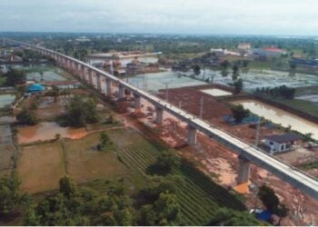 Foto yang diabadikan dengan drone pada 15 Juni 2021 ini menunjukkan jembatan super utama Phonethong yang sedang dalam tahap pembangunan di Vientiane, Laos. (Xinhua/CREC-5)