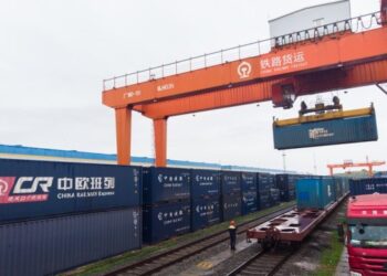 Foto dari udara ini menunjukkan kereta X8426 yang sedang memuat kontainer kargo di stasiun kereta utara Changsha di Changsha, Provinsi Hunan, China tengah, pada 22 Mei 2021. (Xinhua/Chen Sihan)