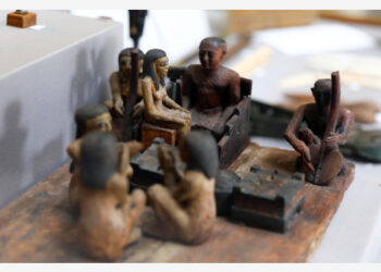 Foto yang diabadikan pada 21 Juni 2021 dalam sebuah pameran di Kairo, Mesir, ini memperlihatkan patung kayu masa Kerajaan Pertengahan yang menunjukkan sekelompok musisi dan penyanyi dalam pertunjukan musik untuk tuan mereka. Sebanyak 22 alat musik kuno dipamerkan di Museum Mesir di Tahrir, Kairo, dalam rangka Hari Musik Sedunia, sebuah perayaan tahunan tentang musik yang jatuh pada 21 Juni. (Xinhua/Ahmed Gomaa)