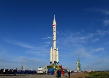 Kombinasi pesawat antariksa berawak Shenzhou-12 dan roket pengangkut Long March-2F dipindahkan ke area peluncuran di Pusat Peluncuran Satelit Jiuquan di China barat laut pada 9 Juni 2021. (Xinhua/Wang Jiangbo)