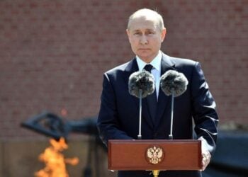 Presiden Rusia Vladimir Putin berbicara dalam upacara peletakan bunga di Makam Prajurit Tak Dikenal di Moskow pada 22 Juni 2021. (Rilis pers Kremlin)