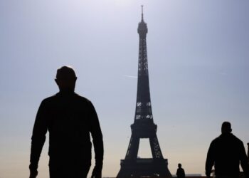 Orang-orang berjalan di Trocadero Place di dekat Menara Eiffel di Paris, Prancis, pada 31 Maret 2021. (Xinhua/Gao Jing)