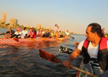 Para pendayung berkompetisi dalam lomba perahu naga di Sungai Nil di Kairo, Mesir, pada 14 Juni 2021. (Xinhua/Sui Xiankai)
