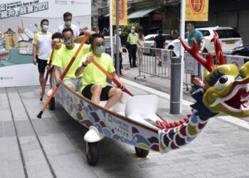 Foto yang diabadikan pada 13 Juni 2021 di Hong Kong, China selatan, ini menunjukkan balap perahu di darat yang digelar di tengah COVID-19 untuk merayakan Festival Perahu Naga yang tahun ini jatuh pada Senin (14/6). (Xinhua/Lu Binghui)