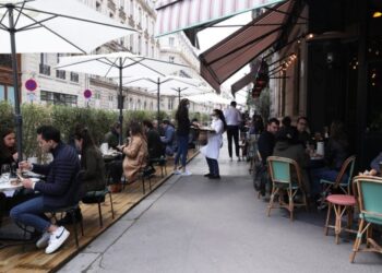 Orang-orang menikmati makan siang di teras sebuah restoran pada hari pertama pembukaan kembali restoran tersebut di Paris, Prancis, pada 19 Mei 2021. (Xinhua/Gao Jing)