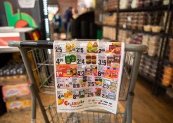 Foto ini menunjukkan sebuah iklan yang menampilkan sejumlah barang kebutuhan sehari-hari yang dijual di pusat perbelanjaan Steve's 9th Street Market di Brooklyn Borough di New York, Amerika Serikat, pada 12 Mei 2021. (Xinhua/Michael Nagle)