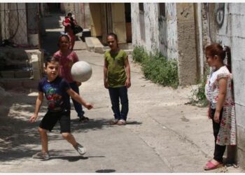 Anak-anak pengungsi Palestina bermain di sebuah gang di kamp pengungsi Balata dekat Kota Nablus, Tepi Barat, pada 20 Juni 2021. Hari Pengungsi Sedunia diperingati setiap tahun pada 20 Juni. (Xinhua/Nidal Eshtayeh)