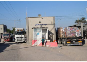Sejumlah truk terlihat di perlintasan komersial Kerem Shalom di Kota Rafah, Jalur Gaza selatan, pada 22 Juni 2021. Selama dua hari berturut-turut, puluhan truk yang mengangkut barang-barang pertanian dan pakaian tiba di perlintasan komersial Kerem Shalom di Jalur Gaza selatan. Barang-barang dari Gaza ini diizinkan untuk diekspor ke Tepi Barat dan Israel. Pada Senin (21/6), otoritas Israel membuka satu-satunya perlintasan komersial dengan Jalur Gaza yang dikuasai Hamas itu setelah ditutup selama 40 hari akibat konflik militer antara tentara Israel dan faksi bersenjata Palestina di Gaza. (Xinhua/Rizek Abdeljawad)