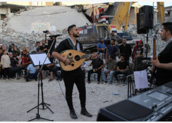 Sejumlah musisi Palestina tampil dalam sebuah konser bertajuk "Musik di antara Reruntuhan" (Music among the Rubble) yang digelar di lokasi Menara Al-Shorouq yang hancur akibat serangan udara Israel di Gaza City pada 27 Juni 2021. (Xinhua/Rizek Abdeljawad)