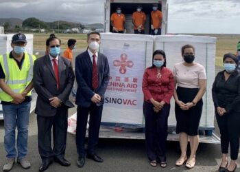 Duta Besar China untuk Timor-Leste Xiao Jianguo (ketiga dari kiri, depan) menghadiri upacara penyerahan vaksin COVID-19 sumbangan China di Bandar Udara Internasional Dili di Dili, Timor-Leste, pada 5 Juni 2021. (Xinhua)