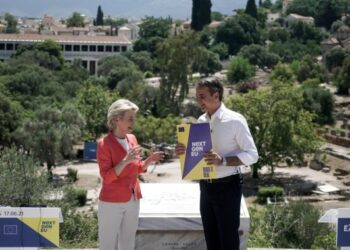 Perdana Menteri Yunani Kyriakos Mitsotakis (kanan) dan Presiden Komisi Eropa Ursula von der Leyen menghadiri acara presentasi Rencana Pemulihan dan Ketahanan yang dijuluki "Yunani 2.0" di Athena, Yunani, pada 17 Juni 2021. (Xinhua/Pool/Menelaos Mirilas)