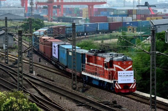 Sebuah kereta kargo China-Eropa bertolak dari Provinsi Zhejiang, China timur, menuju Madrid, Spanyol, melalui Alataw Pass di Daerah Otonom Uighur Xinjiang pada 5 Juni 2020. (Xinhua/Lv Bin)