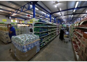 Pengungsi Suriah berbelanja di supermarket yang dikontrak Program Pangan Dunia (World Food Program/WFP) PBB di Zaatari, Yordania, pada 27 Juni 2021. Pada awal Juni, WFP mengumumkan bahwa 21.000 pengungsi Suriah di Yordania tidak akan lagi menerima bantuan makanan bulanan mulai Juli, setelah penerapan prioritas yang disebabkan oleh kekurangan dana. (Xinhua/Mohammad Abu Ghosh)