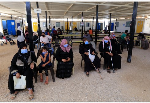 Para pengungsi asal Suriah menunggu untuk menerima vaksinasi COVID-19 di sebuah pusat medis di kamp pengungsi Zaatari di Zaatari, Yordania, pada 27 Juni 2021. Dari sekitar 29.000 pengungsi yang memenuhi syarat untuk vaksinasi COVID-19 yang tinggal di kamp pengungsi Zaatari, sekitar 45 persen dari mereka telah menerima setidaknya dosis pertama vaksin hingga saat ini, kata Komisioner Tinggi Perserikatan Bangsa-Bangsa untuk Pengungsi (UNHCR) Yordania kepada Xinhua pada Minggu (27/6). (Xinhua/Mohammad Abu Ghosh)