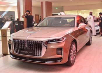Sebagai salah satu mobil mewah, model H9 dipamerkan di ruang pameran pusat penjualan Hongqi yang baru dibuka di Riyadh, ibu kota Arab Saudi, pada 30 Juni 2021. (Xinhua/Wang Haizhou)
