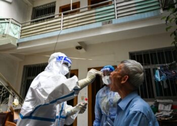 Seorang tenaga kesehatan mengambil sampel usap untuk tes asam nukleat di Kota Ruili, Provinsi Yunnan, China barat daya, pada 8 Juli 2021. (Xinhua/Wang Guansen)
