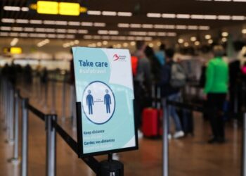 Orang-orang mengantre untuk check-in di aula keberangkatan Bandara Brussel di Zaventem, Belgia, pada 1 Juli 2021. (Xinhua/Zheng Huansong)