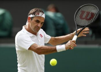 Petenis Swiss Roger Federer mengembalikan bola saat pertandingan babak ketiga tunggal putra melawan petenis Inggris Cameron Norrie di Kejuaraan Wimbledon di London, Inggris, pada 3 Juli 2021. (Xinhua/Han Yan)