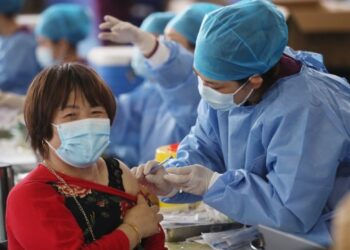 Seorang warga menerima vaksin COVID-19 di Shenyang, Provinsi Liaoning, China timur laut, pada 20 Juni 2021. (Xinhua/Yang Qing)