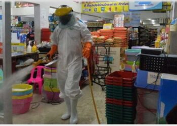 Seorang pekerja mendisinfeksi pasar baru untuk mencegah penyebaran Covid-19 di Bangkok, Thailand. /ist