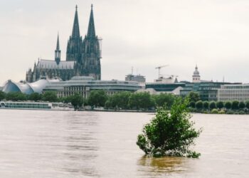 Tepi Sungai Rhine yang terendam banjir terlihat Cologne, Jerman barat, pada 15 Juli 2021. (Xinhua/Tang Ying)
