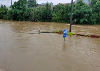 Foto yang diabadikan dengan ponsel pada 15 Juli 2021 ini menunjukkan sebuah jalan yang terendam banjir di Liege, Belgia. (Xinhua/Chen Miao)