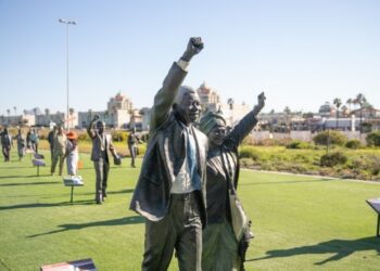 Patung perunggu Nelson Mandela dan sang istri Winnie Madikizela-Mandela dipamerkan di sebuah objek wisata di Cape Town, Afrika Selatan, pada 18 Juli 2021. Pada November 2009, Majelis Umum PBB mendeklarasikan 18 Juli, hari ulang tahun Mandela, sebagai "Hari Internasional Nelson Mandela" untuk mengakui kontribusi mantan presiden Afrika Selatan tersebut terhadap perdamaian dan kebebasan. (Xinhua/Lyu Tianran)