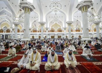 Umat Muslim menunaikan salat id untuk memperingati Hari Raya Idul Adha di Masjid Imam Muhammad bin Abdulwahhab di Doha, Qatar, pada 20 Juli 2021. (Xinhua/Nikku)