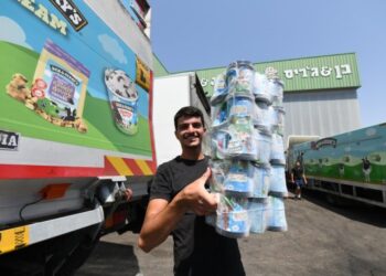 Seorang pekerja Israel membawa bungkusan es krim Ben & Jerry's di sebuah pabrik di Kota Be'er Tuvia, Israel selatan, pada 20 Juli 2021. (Xinhua/JINI)