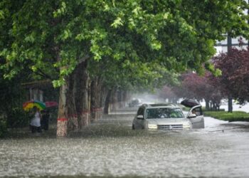 Sebuah mobil terendam banjir di Zhengzhou, ibu kota Provinsi Henan, China tengah, pada 20 Juli 2021. (Xinhua/Hou Jianxun)