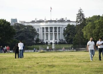 Orang-orang berjalan di dekat Gedung Putih di Washington DC, Amerika Serikat, pada 22 Juni 2021. (Xinhua/Liu Jie)