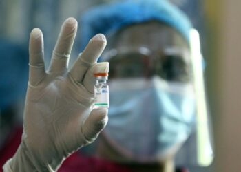 Seorang perawat menunjukkan ampul vaksin Sinopharm di Dinas Kesehatan Panadura di Distrik Kalutara, di pinggiran Kolombo, ibu kota Sri Lanka, pada 8 Mei 2021. (Xinhua/Ajith Perera)