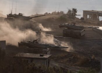 Sejumlah tank Merkava milik Israel ambil bagian dalam latihan militer di dekat Moshav Odem di Dataran Tinggi Golan yang diduduki Israel pada 20 Juli 2021. (Xinhua/JINI/Ayal Margolin)
