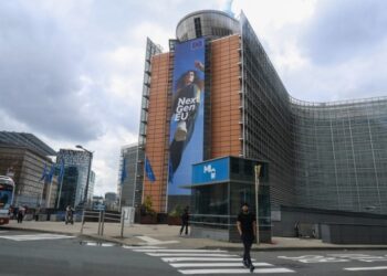 Orang-orang berjalan di dekat kantor pusat Komisi Eropa di Brussel, Belgia, pada 19 Mei 2021. (Xinhua/Zheng Huansong)