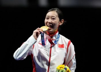 Atlet China Sun Yiwen menunjukkan reaksinya di podium saat upacara penganugerahan medali untuk cabang anggar nomor Epee Perorangan Putri di Olimpiade Tokyo 2020 di Tokyo, pada 24 Juli 2021. (Xinhua/Li Ming)