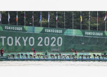 Para atlet melompat ke dalam air dalam pertandingan final individu triatlon putra di Olimpiade Tokyo 2020 di Tokyo, Jepang, pada 26 Juli 2021. (Xinhua/Li Ming)