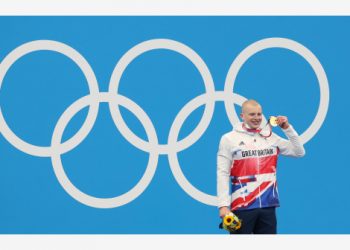 Perenang Inggris Adam Peaty yang meraih medali emas menunjukkan medalinya saat upacara penganugerahan medali untuk nomor 100 meter gaya dada putra di Olimpiade Tokyo 2020 di Tokyo, Jepang, pada 26 Juli 2021. (Xinhua/Ding Xu)