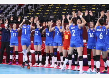 Para pemain China bersorak sebelum pertandingan babak penyisihan bola voli putri antara China melawan Amerika Serikat di Olimpiade Tokyo 2020 di Tokyo, Jepang, pada 27 Juli 2021. (Xinhua)