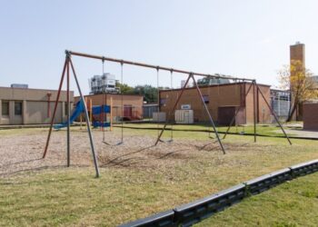 Foto yang diabadikan pada 13 November 2020 ini menunjukkan taman bermain kosong di Sekolah Dasar F.P. Caillet di Dallas, Texas, Amerika Serikat. (Xinhua/Dan Tian)