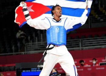 Rafael Alba dari Kuba melakukan selebrasi setelah merebut medali perunggu taekwondo kelas 80 kg ke atas putra di Olimpiade Tokyo 2020 pada 27 Juli 2021. (Xinhua/Wang Yuguo)