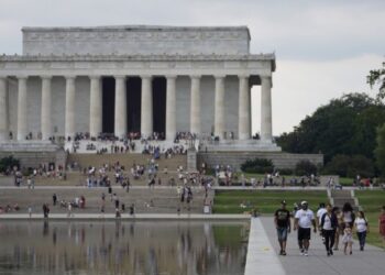 Orang-orang mengunjungi Lincoln Memorial di National Mall di Washington DC, Amerika Serikat, pada 24 Juli 2021. (Xinhua/Ting Shen)