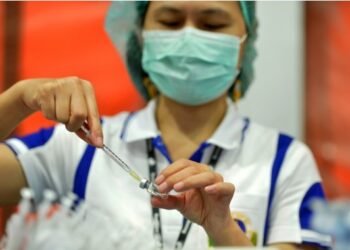Seorang perawat menyiapkan dosis vaksin COVID-19 yang dikembangkan oleh perusahaan farmasi China Sinovac di Bangkok, Thailand, pada 12 Mei 2021. (Xinhua/Rachen Sageamsak)