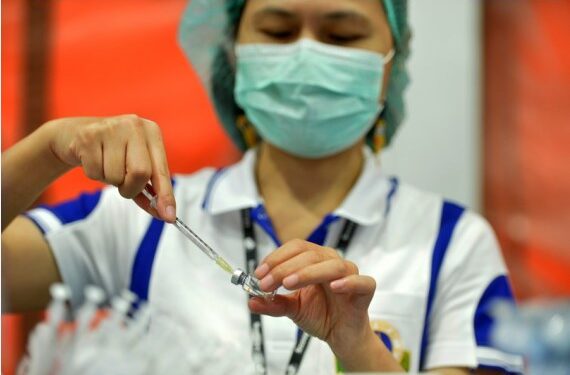 Seorang perawat menyiapkan dosis vaksin COVID-19 yang dikembangkan oleh perusahaan farmasi China Sinovac di Bangkok, Thailand, pada 12 Mei 2021. (Xinhua/Rachen Sageamsak)